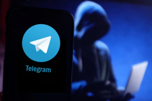 Logo Telegram hiển thị trên một chiếc smartphone. Ảnh: ITGeared