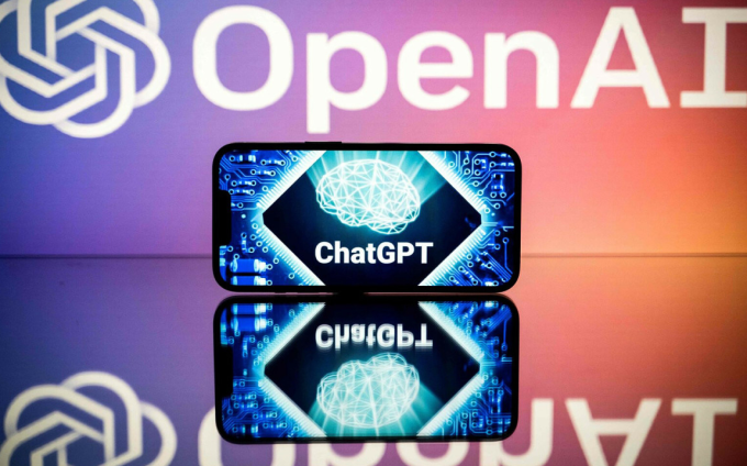 Hình ảnh ChatGPT hiển thị trên smartphone, đằng sau là logo của OpenAI. Ảnh: Reuters