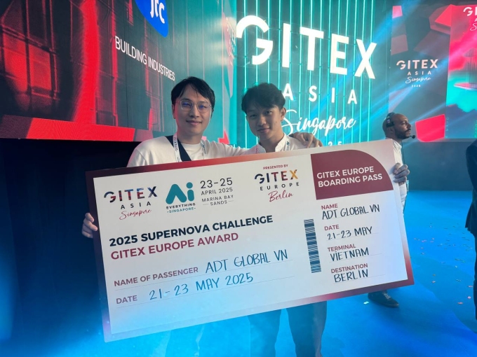 Đại diện ADT Global cùng tấm vé dự Gitex Europe 2025 vào tháng 5 sau chiến thắng của Nomi tại Gitex Asia 2025. Ảnh: