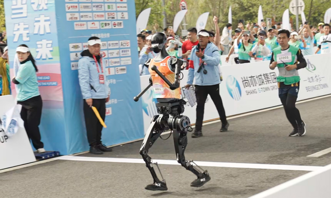 Robot Tiangong Ultra đích đầu tiên ở hạng mục robot trong cuộc thi bán marathon tại Bắc Kinh hôm 19/4 với thời gian 2 giờ 40 phút. Ảnh: Fred Dufour/NBC News