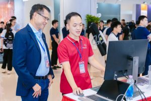 Nhà sáng lập Trương Quốc Hùng bên gian hàng của startup VinBrain tại Ngày hội Đổi mới sáng tạo Việt Nam 2024. Ảnh. NIC