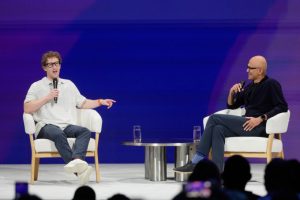 CEO Meta Mark Zuckerberg (trái) và CEO Microsoft Satya Nadella tại hội nghị LlamaCon của Meta hôm 29/4. Ảnh: AP