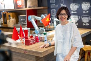 Nhà sáng lập chuỗi Twitter Bean Coffee - Lâm Kiều Oanh, người đầu tiên đưa robot vào phục vụ tại một quán cà phê ở Hà Nội. Ảnh: Minh Sơn