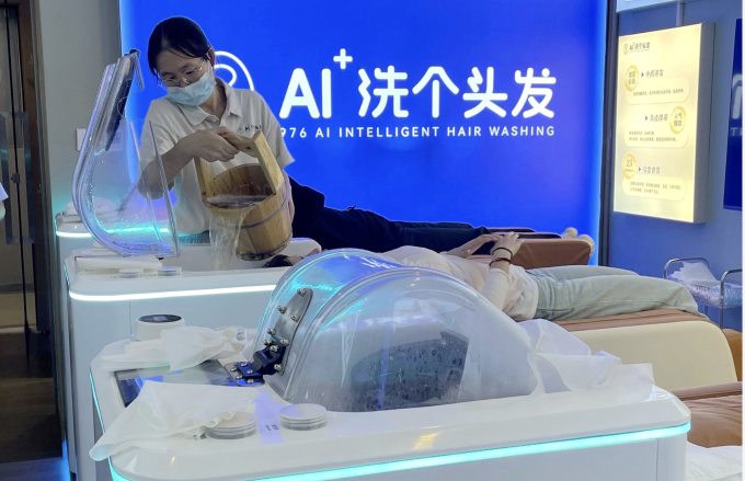 Bên trong một cửa hàng sử dụng máy gội đầu bằng AI tại Trung Quốc. Ảnh: Eyeshenzhen