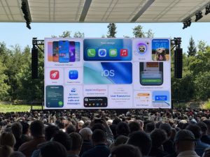 Khung cảnh sự kiện WWDC 2025, giới thiệu hệ điều hành iOS 26 mới. Ảnh: Tuấn Hưng