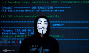 Một người đeo mặt nạ hacker tại một sự kiện về an ninh mạng tại TP HCM. Ảnh: Bảo Lâm