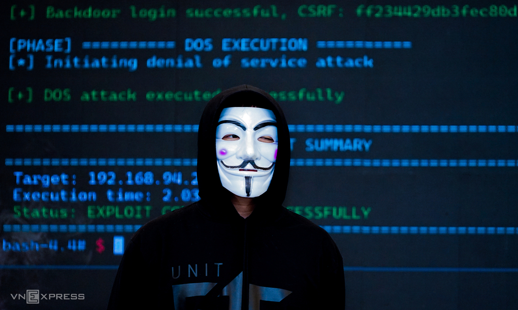 wm1-wm1-dsc00498-jpg-1790605130-5618-1790605216 Một người đeo mặt nạ hacker tại một sự kiện về an ninh mạng tại TP HCM. Ảnh: Bảo Lâm